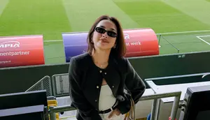 Potret Jennifer Coppen Nonton Justin Hubner Bertanding di Stadion