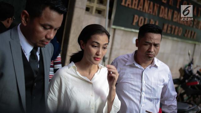 Atiqah Hasiholan Jenguk Ratna Sarumpaet di Tahanan Polda Metro Jaya