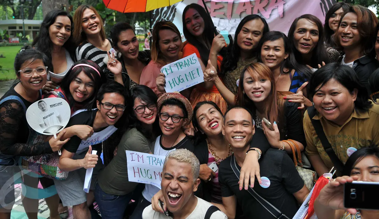 Puluhan transgender menggelar peringatan Transgender Day of Remembrance di Taman Suropati, Jakarta, Minggu (22/11). Kegiatan ini untuk mengenang transgender yang terbunuh akibat kebencian terhadap orang-orang transgender. (Liputan6.com/Gempur M Surya)