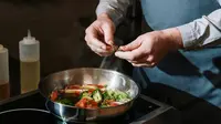 Bagaimana proses memasak sebuah makanan juga perlu diperhatikan untuk membantu menurunkan kadar kolesterol. (Foto: Pexels/cottonbro studio)