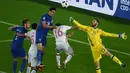 Kiper Spanyol, David De Gea, menghalau bola serangan pemain Kroasia pada laga Grup D Piala Eropa 2016 di Stade Mahmut-Atlantique, Bordeaux, Rabu (22/6/2016) dini hari WIB. (AFP/Mehdi Fedouach)