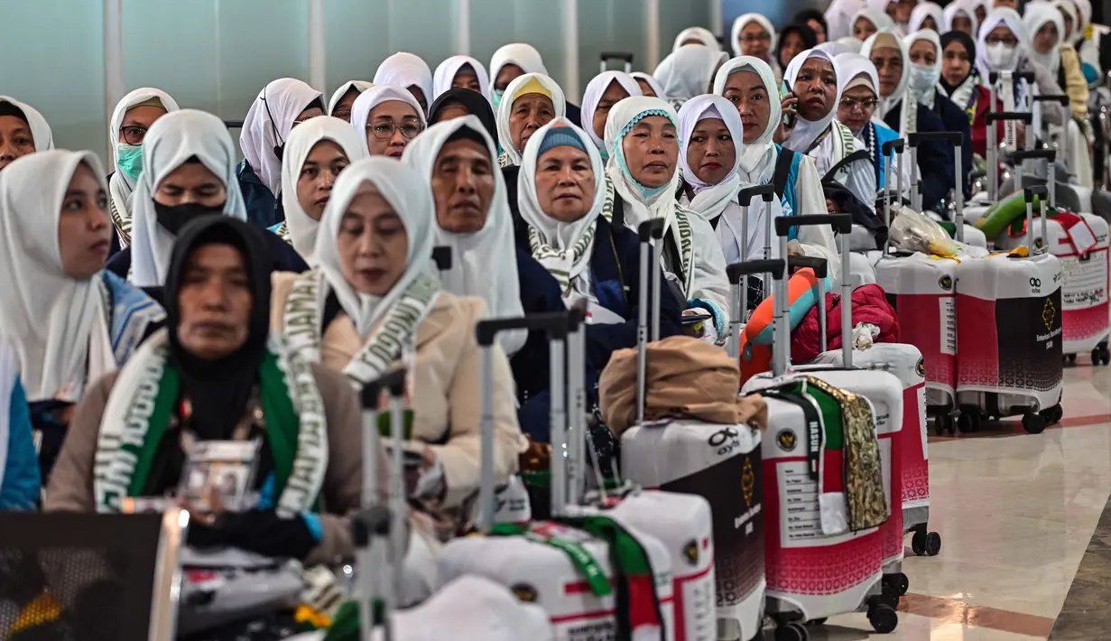 Jemaah haji Indonesia menunggu waktu keberangkatan untuk melaksanakan ibadah haji tahunan, di Bandara Internasional Juanda, Sidoarjo, Jawa Timur, Rabu 22 April 2026. (JUNI KRISWANTO/AFP)