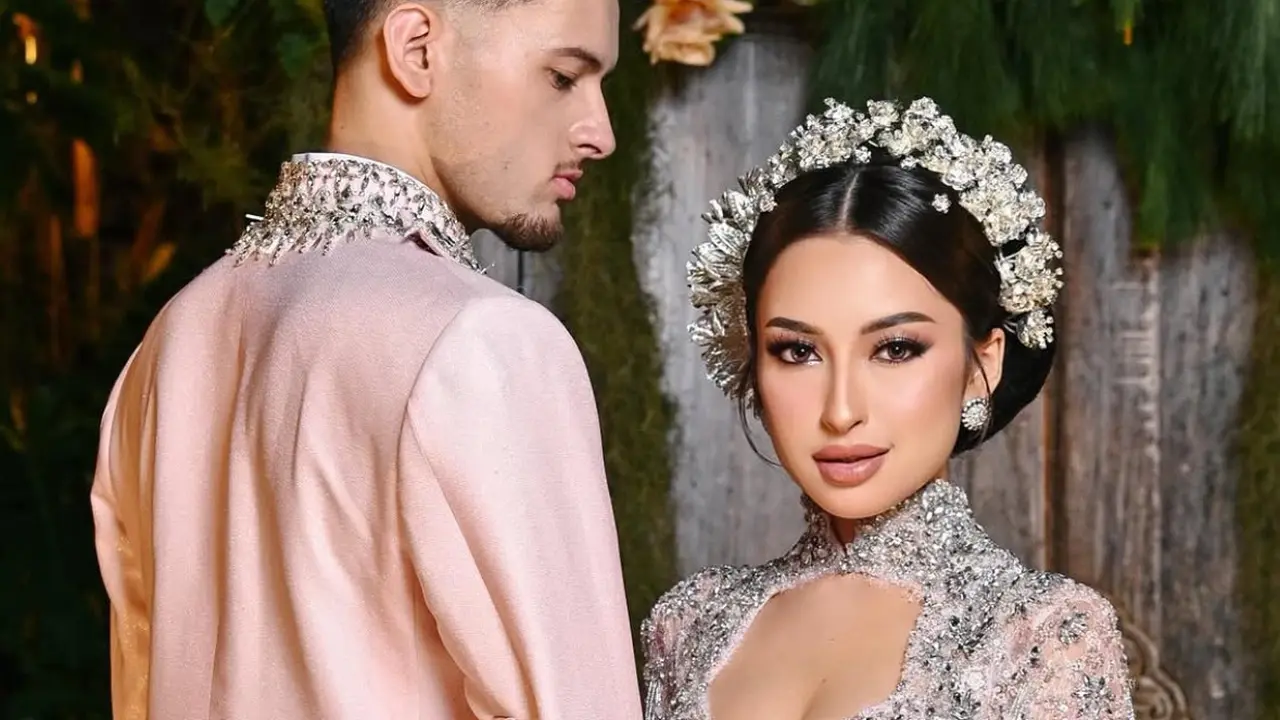 Jennifer Coppen dalam Kebaya Pink Glamor setelah akad nikah