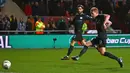 Pemain Manchester City, Kevin De Bruyne (kanan) mencetak gol ke gawang Bristol City pada leg kedua semifinal Piala Liga di Ashton Gate, Rabu (24/1). Manchester City menang tipis 3-2 dan memastikan diri lolos ke final. (Geoff CADDICK/AFP)