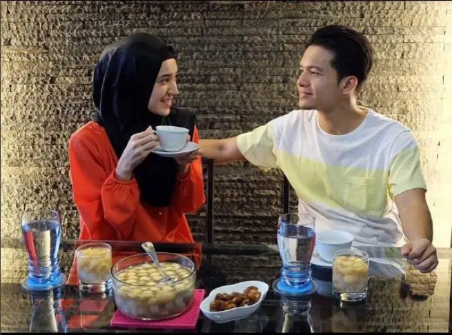 Dini Aminarti buka puasa bersama sang suami, Dimas Seto (Foto: Instagram)