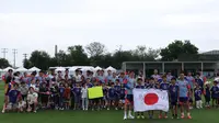 Para pemain Jepang berpose untuk foto bersama para penggemar saat sesi latihan di Pusat Latihan Tigres (CET) di San Nicolas de los Garza, dekat Monterrey, Meksiko, pada 6 Juni 2026, menjelang turnamen sepak bola Piala Dunia FIFA 2026. (Julio Cesar AGUILAR / AFP)