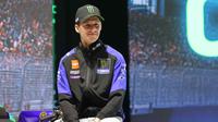 Pembalap Monster Energy Yamaha, Fabio Quartararo saat tampil pada perkenalan motor baru Yamaha untuk mengarungi MotoGP 2026 di Jakarta, Rabu (21/1/2026). (Bola.com/M Iqbal Ichsan)