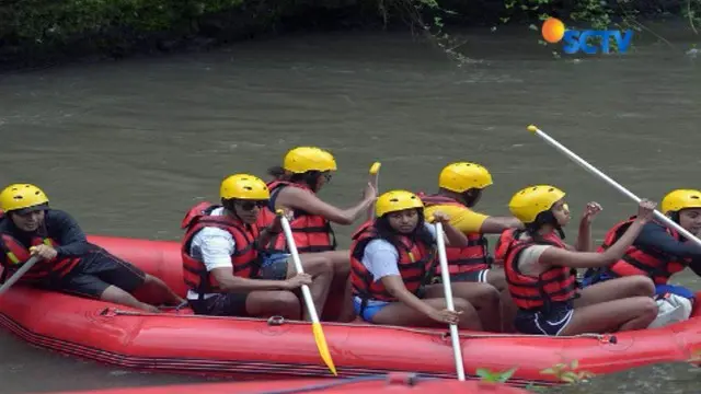 Obama menjajal liburan menantang adrenaline dengan arung jeram di Sungai Ubud. 