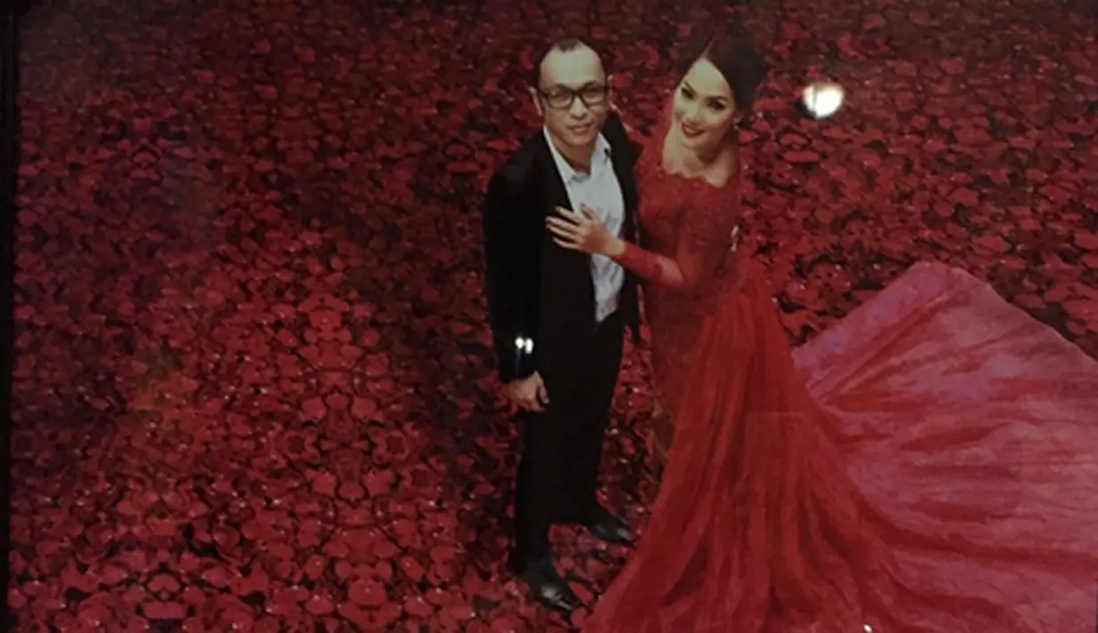 Pemeran dalam film 'Air Terjun Pengantin' ini mengaku tidak dilarang oleh suaminya kembali menekuni dunia entertainment setelah resmi menyandang sebagai istri. (Instagram/@jennycortez_dj)