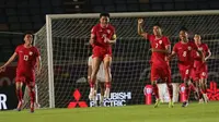 Timnas Indonesia merayakan gol Asnawi Mangkualam saat melawan Myanmar di laga pertama Grup B Piala AFF 2024 di Stadion Thuwunna, Yangon, Senin (9/12/2024). Indonesia menang 1-0. (Bola.com/Aseanunitedfc)