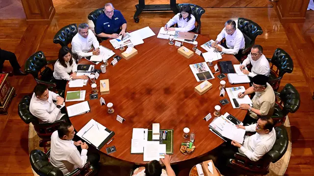 Rapat terbatas bersama Presiden Prabowo Subianto dan jajaran menteri kabinet Merah Putih di Hambalang, Jawa Barat, Senin (23/6/2025).