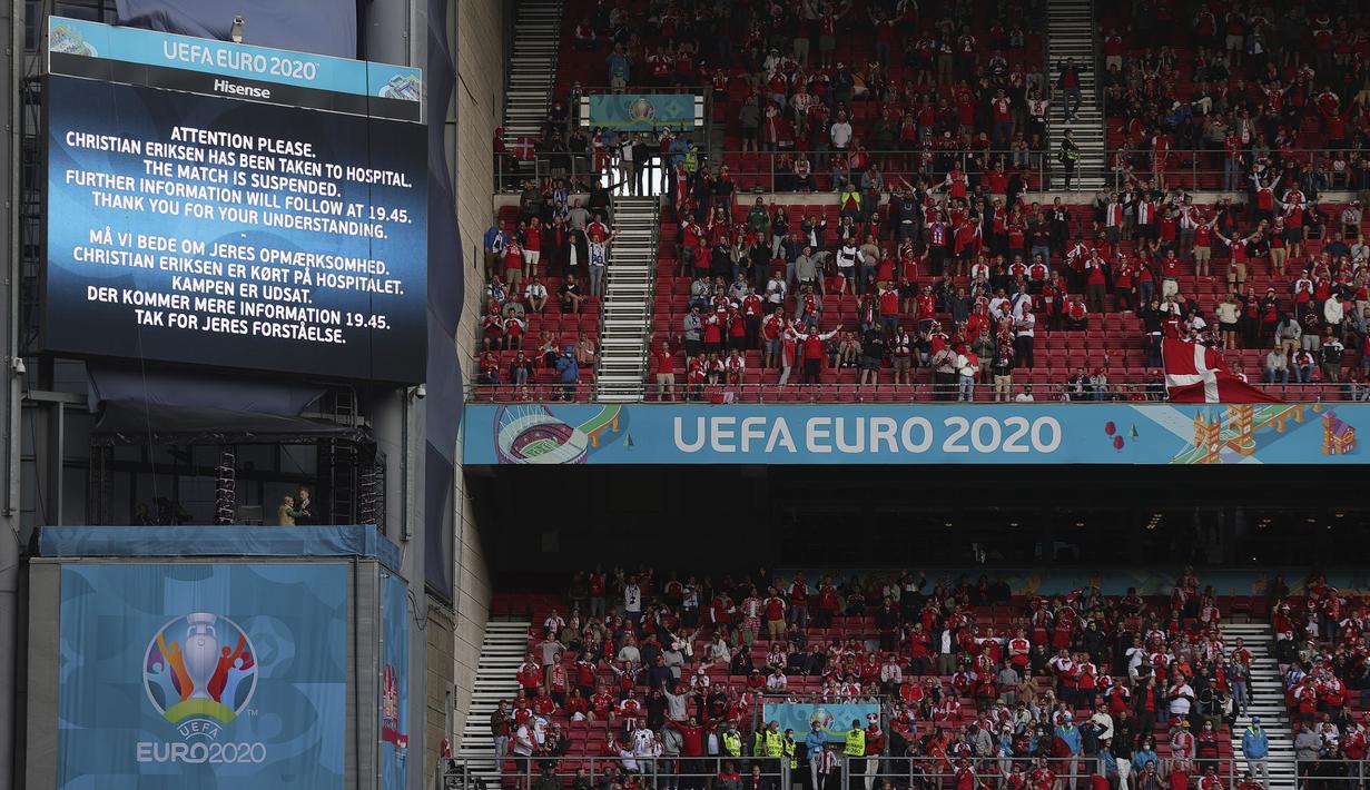 Akhirnya pertandingan dihentikan sementara dan Christian Eriksen harus dilarikan ke rumah sakit untuk melakukan pengobatan lebih lanjut. (Foto: AP/Pool/Friedemann Vogel)