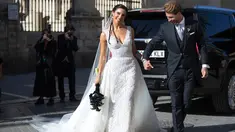 Bek Real Madrid, Sergio Ramos menggenggam tangan istrinya, Pilar Rubio setelah upacara pernikahan mereka di Sevilla, Spanyol (15/6/2019). Ramos resmi menikahi kekasihnya Pilar Rubio setelah berpacaran sejak 2012. (AP Photo/Antonio Pizarro)