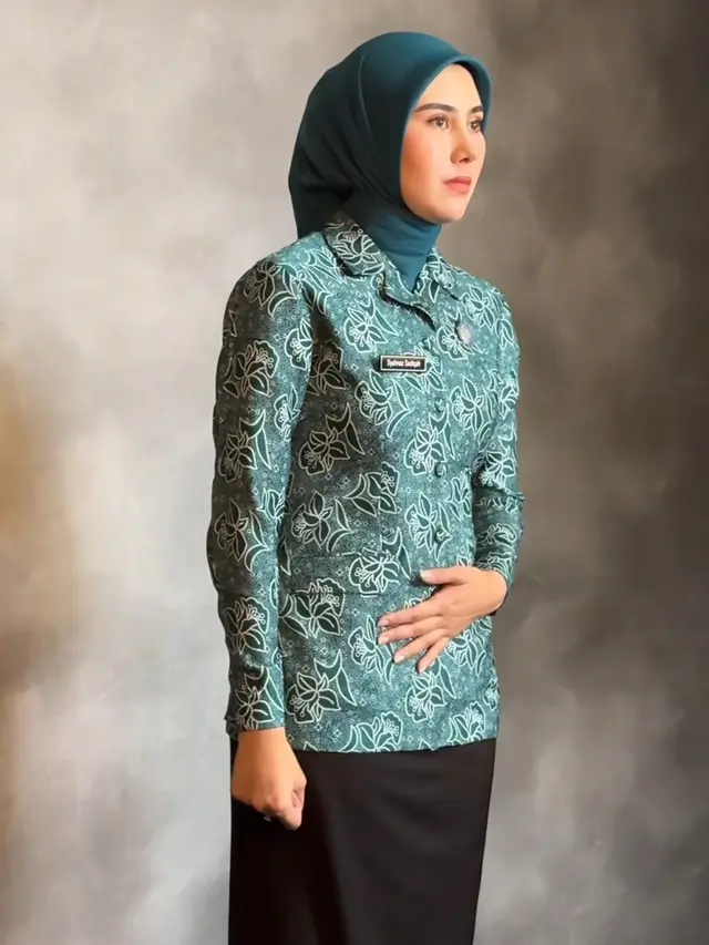 Syahnaz Sadiqah Tampil dengan Seragam PKK. [@putrikurniawati]