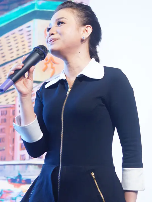 Di lagu barunya ini Rossa diproduseri oleh seorang produser ternama di dunia, Mitch Allan. Kabarnya juga yang memproduseri penyanyi luar negeri seperti Selena Gomez, Demi Lovato dan lainnya. (Syaiful Bahri/Bintang.com)