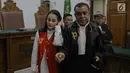 Aktris Jeniffer Dunn bersama Kuasa Hukumnya usai menjalani sidang di Pengadilan Negeri Jakarta Selatan, Kamis (5/4). Jennifer Dunn ditangkap di kediamannya di kawasan Pela Mampang, Jakarta Selatan, 31 Desember 2017. (Liputan6.com/Faizal Fanani)