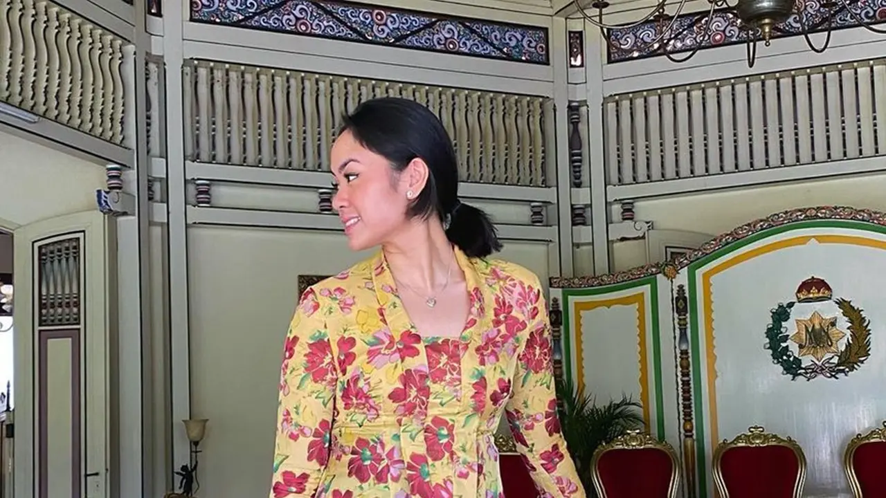 Cicit Pahlawan Nasional, Ini Pesona Rania Maheswari Yamin Pakai Kebaya Motif Bunga
