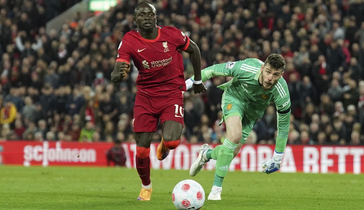 Mohamed Salah dan Sadio Mane benar-benar menjadi momok bagi Manchester United. Kedua pemain tersebut bukan hanya berhasil mencetak gol tapi juga sukses mengacak-ngacak pertahanan Setan Merah. (AP/Jon Super)