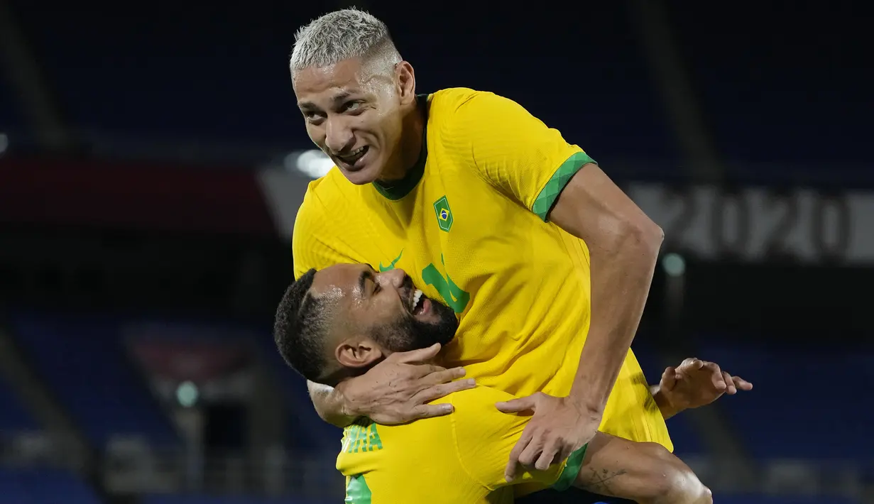 Usai melewati fase grup cabang sepak bola putra Olimpiade Tokyo 2020, telah tercipta 68 gol dari 24 laga, dengan rataan 2,83 gol tiap laga. Adalah striker Brasil, Richarlison yang sementara memimpin daftar top skor dengan membuat 5 gol. Berikut daftar lengkapnya. (Foto: AP/Kiichiro Sato)