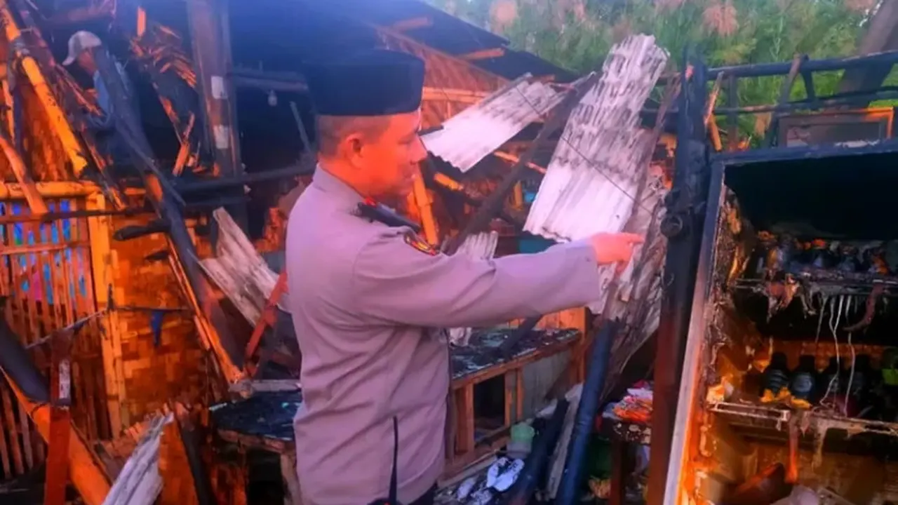 Kapolsek Banyuwangi Kota AKP Kusmin meninjau lokasi kebakaran di Pantai Ancol Plengsengan Banyuwangi (Istimewa)