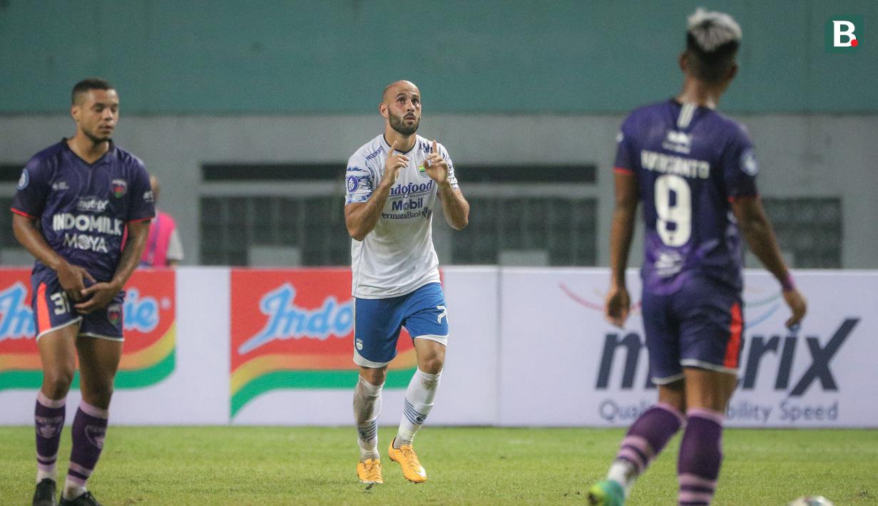 Gelandang Persib Bandung, M. Rashid (tengah) merayakan gol pertama timnya ke gawang Persita Tangerang dalam laga pekan kedua BRI Liga 1 2021/2022 di Stadion Wibawa Mukti, Cikarang, Sabtu (11/09/2021). Persib menang 2-1. (Foto: Bola.com/Bagaskara Lazuardi)