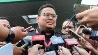 Ketua Bawaslu Rahmat Bagjai kut memantau jalannya pemeriksaan kesehatan terhadap bakal calon presiden dan bakal calon wakil presiden yang berlangsung di RSPAD Gatot Subroto, Senen, Jakarta Pusat, Sabtu (21/10/2023). (Winda Nelfira).