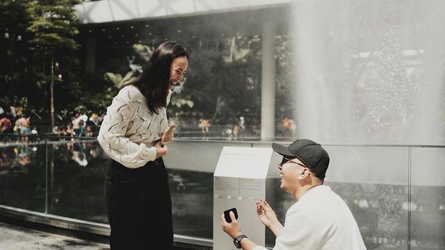 Potret Terbaru Pamela Bowie yang Baru Dilamar Kekasih