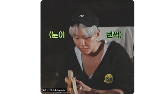 6 Potret Tingkah Absurd Idol K-Pop saat Makan Pisang, Ada yang Sama Kulitnya