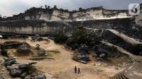 Wisatawan mengunjungi tempat rekreasi penambangan batu kapur di Bukit Jaddih, Bangkalan, Madura, Jawa Timur, Minggu (3/11/2019). Hingga saat ini tempat tersebut masih aktif sebagai lokasi penambangan batu kapur. (Liputan6.com/JohanTallo)