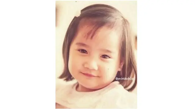 Saat masih kecil, Gigi terlihat cantik dan menggemaskan. Mirip Rafathar ya?
