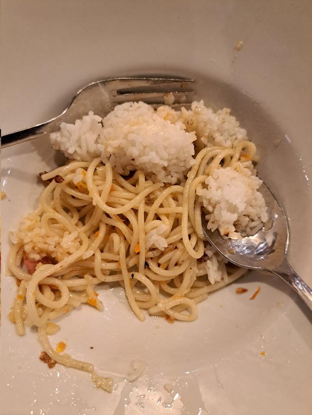 6 Potret Makan Spaghetti Pakai Nasi Ini Nyeleneh, Gambarkan Orang Indonesia