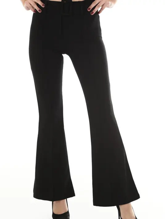 Flare Pants. Model celana ini sesuai dengan bentuk badan pear. Ciri-ciri dari bentuk badan pear yaitu bahu lebih kecil dari pinggul dengan bagian pinggang ke bawahnya yang lebar. Celana ini cocok untuk tubuh pear karena bisa mengalihkan perhatian orang dari pinggul kamu. / copyright shutterstock