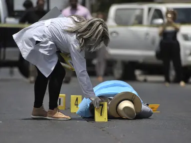Mayat seorang jurnalis senior Meksiko, Javier Valdez, tergeletak di jalan setelah tewas ditembak di ibu kota negara bagian, Culiacan, Senin (15/5). Valdez terbunuh dekat dengan kantor Riodoce, kantor media yang dia dirikan. (FERNANDO BRITO/AFP)