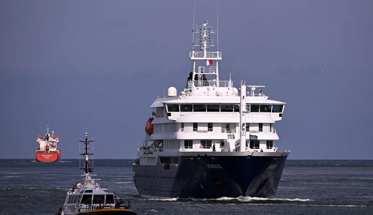 Kapal pesiar MV Hondius yang terdampak Hantavirus berlayar di lepas pantai Belanda saat mendekati pelabuhan Rotterdam pada Senin 18 Mei 2026. (JOHN THYS/AFP)