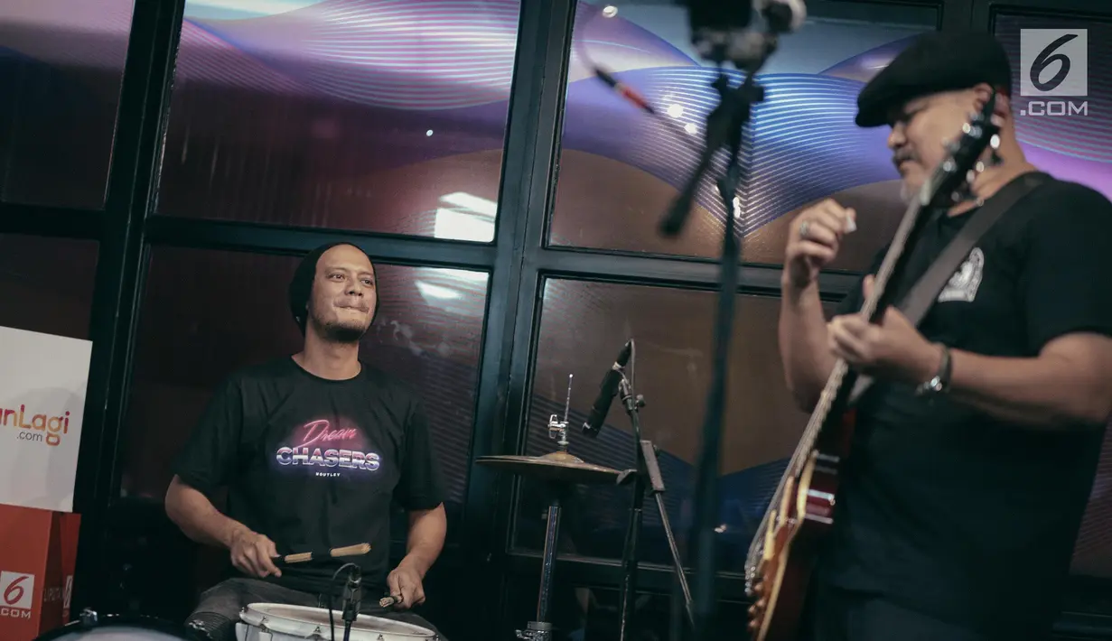 Penampilan NTRL dalam KLY Lounge di Gedung KLY Gondangdia, Jakarta, Jumat (9/11). NTRL mengupas semua lagu terbarunya di KLY Lounge. (Liputan6.com/Faizal Fanani)