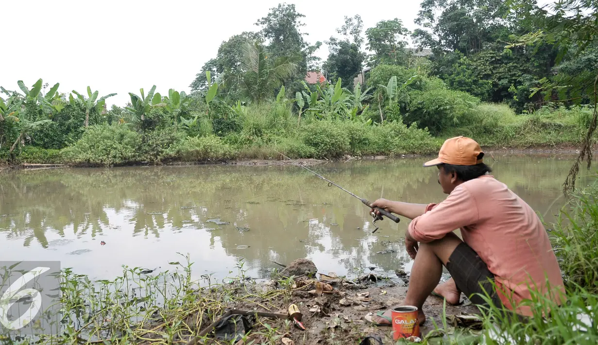 Warga memancing di area Waduk Brigif, Jakarta, Selasa (15/11). Dinas Tata Air DKI Jakarta akan segera menyelesaikan pembangunan Waduk Brigif yang sebelumnya lama terhenti karena terkendala pembebasan lahan. (Liputan6.com/Yoppy Renato)