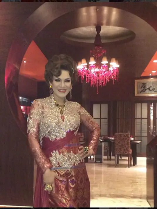 Transgender yang biasa disapa Bunda Dorce ini mengaku sejak remaja mulai menyadari kecenderungan tertarik pada pria. Setelah melakukan operasi, Dorce sempat menikah dengan seorang pria. (Via Instagram/Dorce Gamalama)