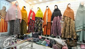 Busana muslim terlihat di toko baru Oki Setiana ang ke-4 di Pusat Grosiran Busana Muslim Tanah Abang, Jakarta, Rabu (2/12/2015). (Liputan6.com/Yoppy Renato)