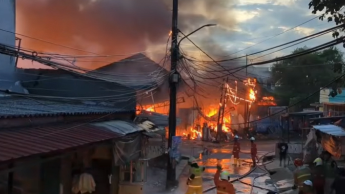 Kebakaran Hebat Hanguskan Ruko Tekstil di Tangsel, Warga Dengar Ledakan