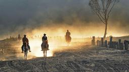 Sebagai ikon wisata nasional, Gunung Bromo selalu menjadi destinasi favorit wisatawan lokal maupun mancanegara. Terletak di kawasan Taman Nasional Bromo Tengger Semeru, gunung ini menyuguhkan pemandangan dramatis sekaligus pengalaman berpetualang yang tak terlupakan. Tampak dalam foto, warga Tengger berkuda di Lautan Pasir Bromo, Jawa Timur. (merdeka.com/Arie Basuki)