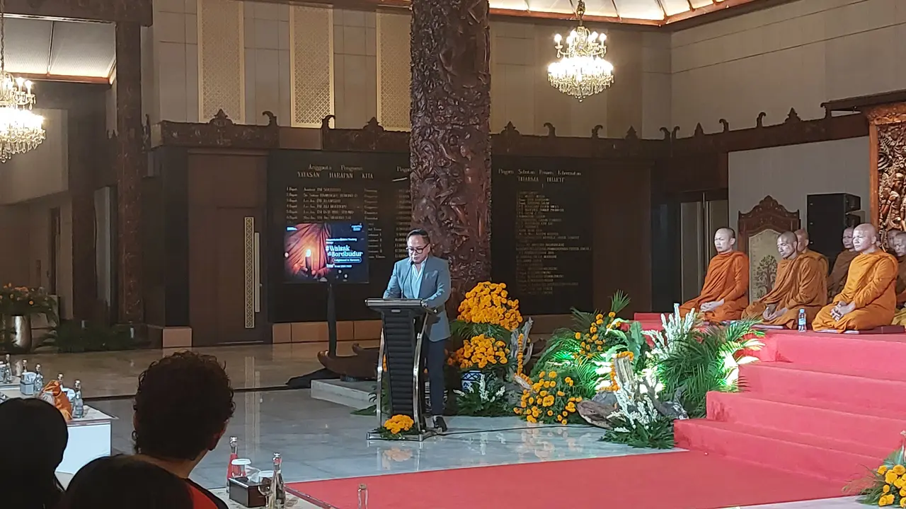 Wakil Menteri BUMN Kartika Wirjoatmodjo dalam Penyambutan Bhikkhu Thudong menuju Candi Borobudur, di Taman Mini Indonesia Indah (TMII), Jakarta, Selasa (14/5/2024).