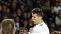 Pemain Real Madrid, Cristiano Ronaldo menyundul bola pada pertandingan La Liga Spanyol kontra Barcelona di Stadion Camp Nou, Minggu (6/5). Real Madrid yang bermain dengan 11 pemain gagal mengalahkan 10 pemain Barcelona. (AP/Emilio Morenatti)