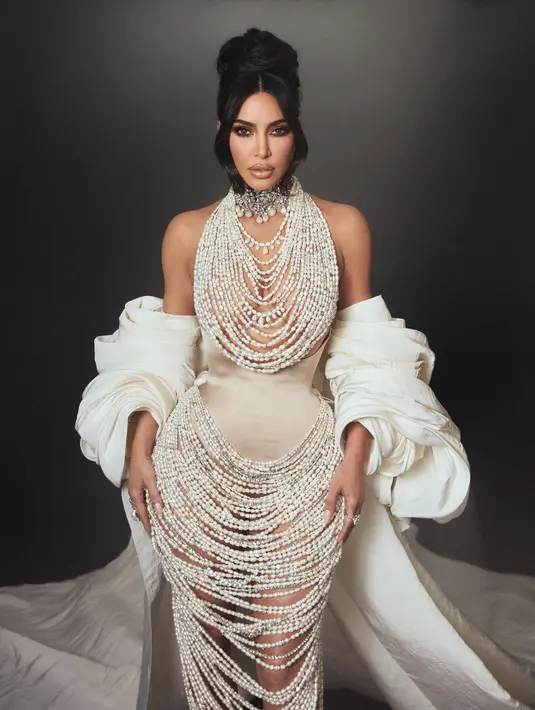 Kim Kardashian Tampil Berani di Red Carpet, Body Goals Maksimal!