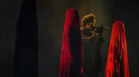 The Weeknd tampil di Vancouver, British Columbia, Kanada, 23 Agustus 2022. Sebanyak 21 sosok berjubah merah berbaris ke panggung yang panjang dan pertunjukan dimulai. (Darryl Dyck/The Canadian Press via AP)