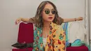 Salah satu fashion item yang sering dipakai Regina Poetiray adalah kacamata. Selain melindungi dari sinar matahari, penampilan vokalis band Geisha ini makin keren dengan kacamata hitam.(Liputan6.com/IG/@reginapoetiray)