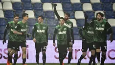 Para pemain Sassuolo merayakan gol yang dibuat striker Domenico Berardi (belakang) ke gawang Benevento, dalam laga lanjutan Liga Italia Serie A 2020/21 pekan ke-11 di Mapei Stadium, Jumat (11/12/2020). Sassuolo mengalahkan Benevento 1-0. (LaPresse via AP/Massimo Paolone)