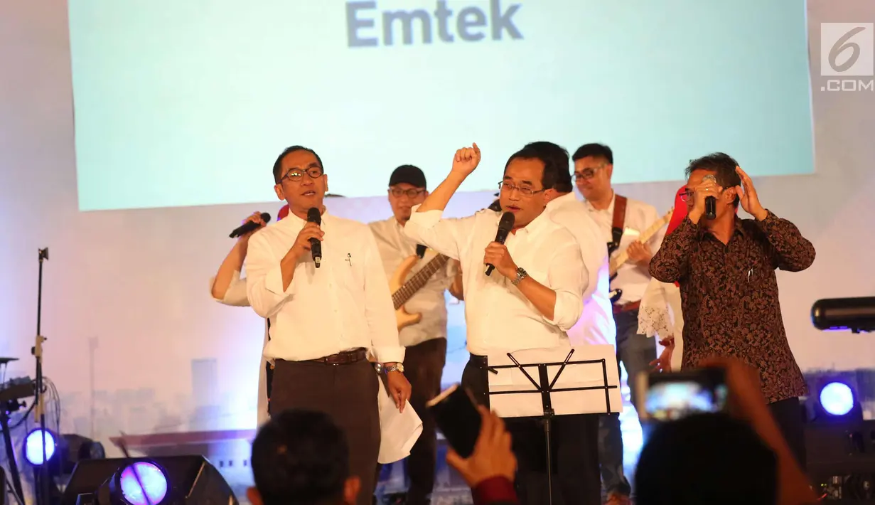 Menhub Budi Karya Sumadi (tengah) saat bernyanyi bersama para dosen pengajar selama Emtek Goes to Campus (EGTC) 2017 di Universitas Gadjah Mada, Yogyakarta, Selasa (31/10). Menhub membawakan Satu Lagu di acara tersebut. (Liputan6.com/Helmi Afandi)