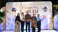 Vice President Corporate Communication PT Pertamina (Persero) Fadjar Djoko Santoso berfoto bersama dengan narasumber usai Talkshow "Cahaya Kartini" Energi Untuk Inspirasi yang merupakan kegiatan peringatan hari kartini dan diselenggarakan di Lobby Fastron, Gedung Grha Pertamina, Jakarta, Rabu (23/4/2025).