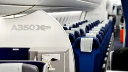 Airbus A350 XWB menawarkan ruang yang lebih pribadi, fleksibilitas serta kenyamanan dibandingkan pesawat lain di kelasnya. (AFP PHOTO/PATRICK LUX)