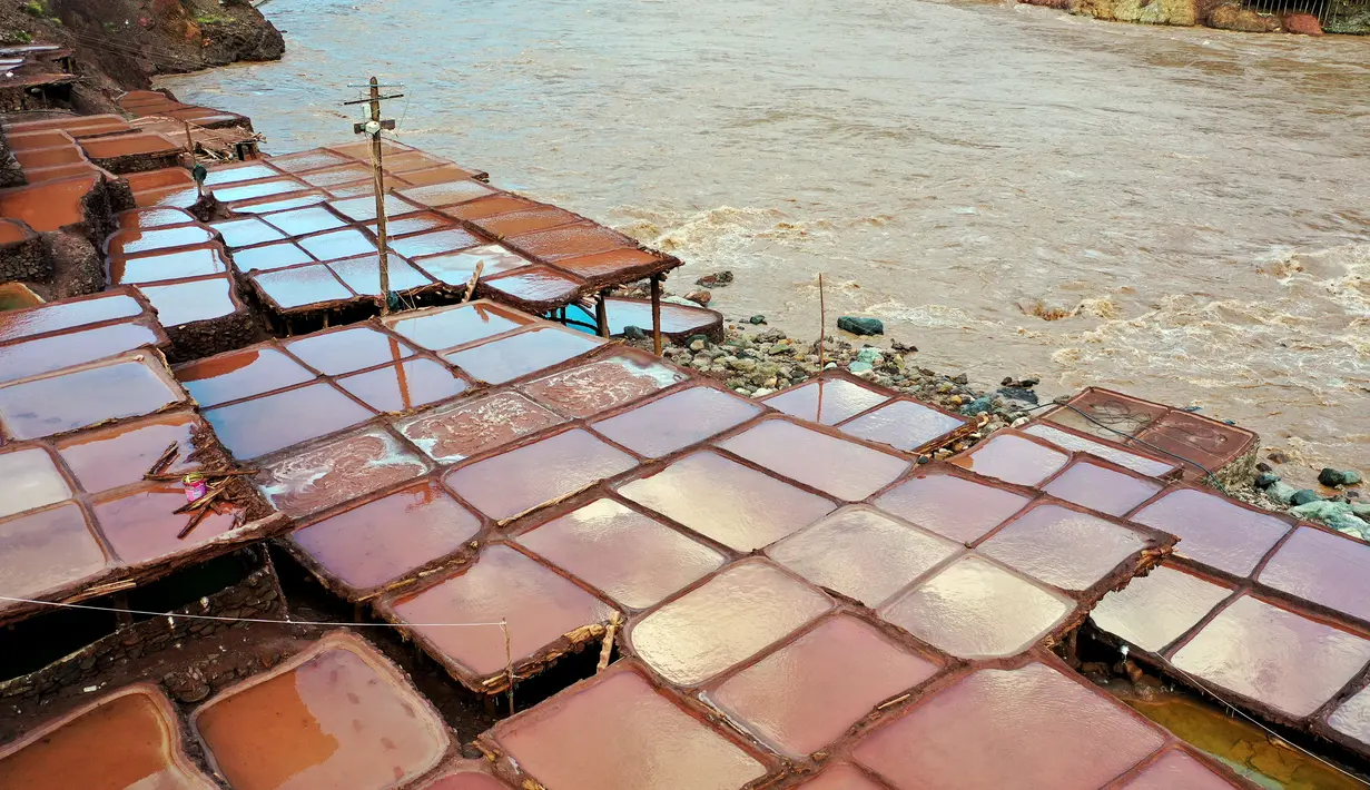 Foto udara menunjukkan tambak garam di Kecamatan Naxi, Prefektur Qamdo, Daerah Otonom Tibet, China, 28 September 2020. Warga menggunakan metode memanen garam tradisional dengan mengumpulkan air asin dari kolam dan tambang garam, lalu menguapkannya hingga terjadi pengkristalan. (Xinhua/Zhan Yan)